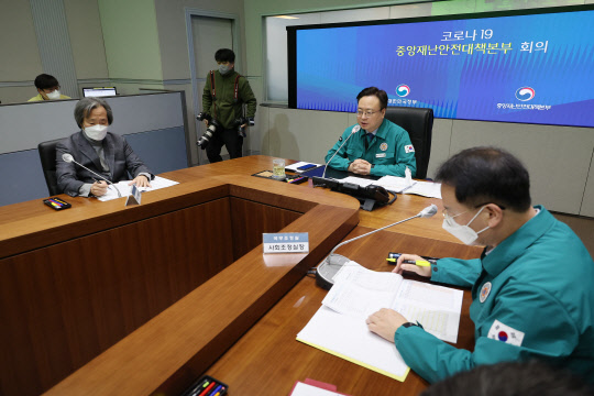 조규홍 중앙재난안전대책본부 1차장(보건복지부 장관)이 4일 오전 정부서울청사 서울상황센터에서 코로나19 중앙재난안전대책본부 회의를 주재하고 있다. [연합뉴스]